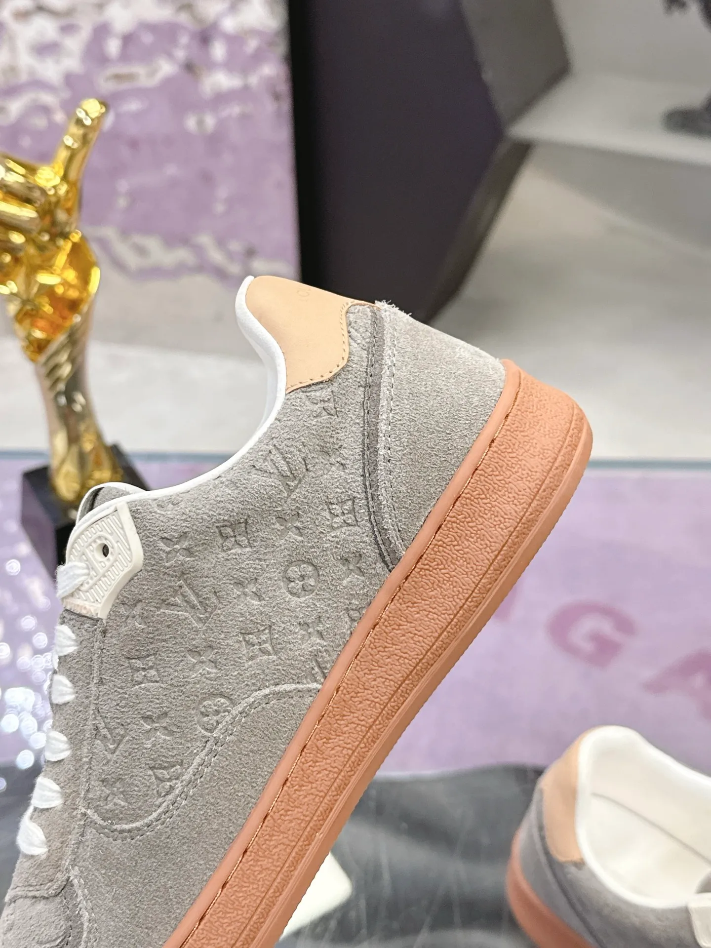 Men's shoes: 680💰 Louis Vuitton LV spring and summer new sports moral training shoes. It is hard to find one shoe at the counter. Each store has a limited quota. Many Internet celebrity fashion bloggers have planted grass. The original purchase is developed and perfected. Embossed logo brand elements embellish the upper and lightweight rubber outsole, and the classic moral training partition design (delivery is shown as a pendant). Fabric: Original imported cowhide. Lining: Original customized breathable mesh cowhide lining. Sole: Original molded T men's shoes 💰pU outsole material Size: 35-40 (41 customized)